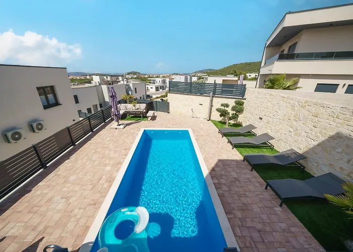 Exclusive New House W Private Pool 别墅 *